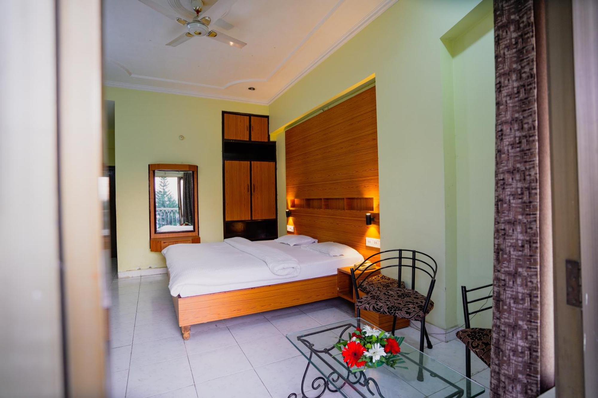 Hotel Girdhar Mahal Indore Exteriör bild