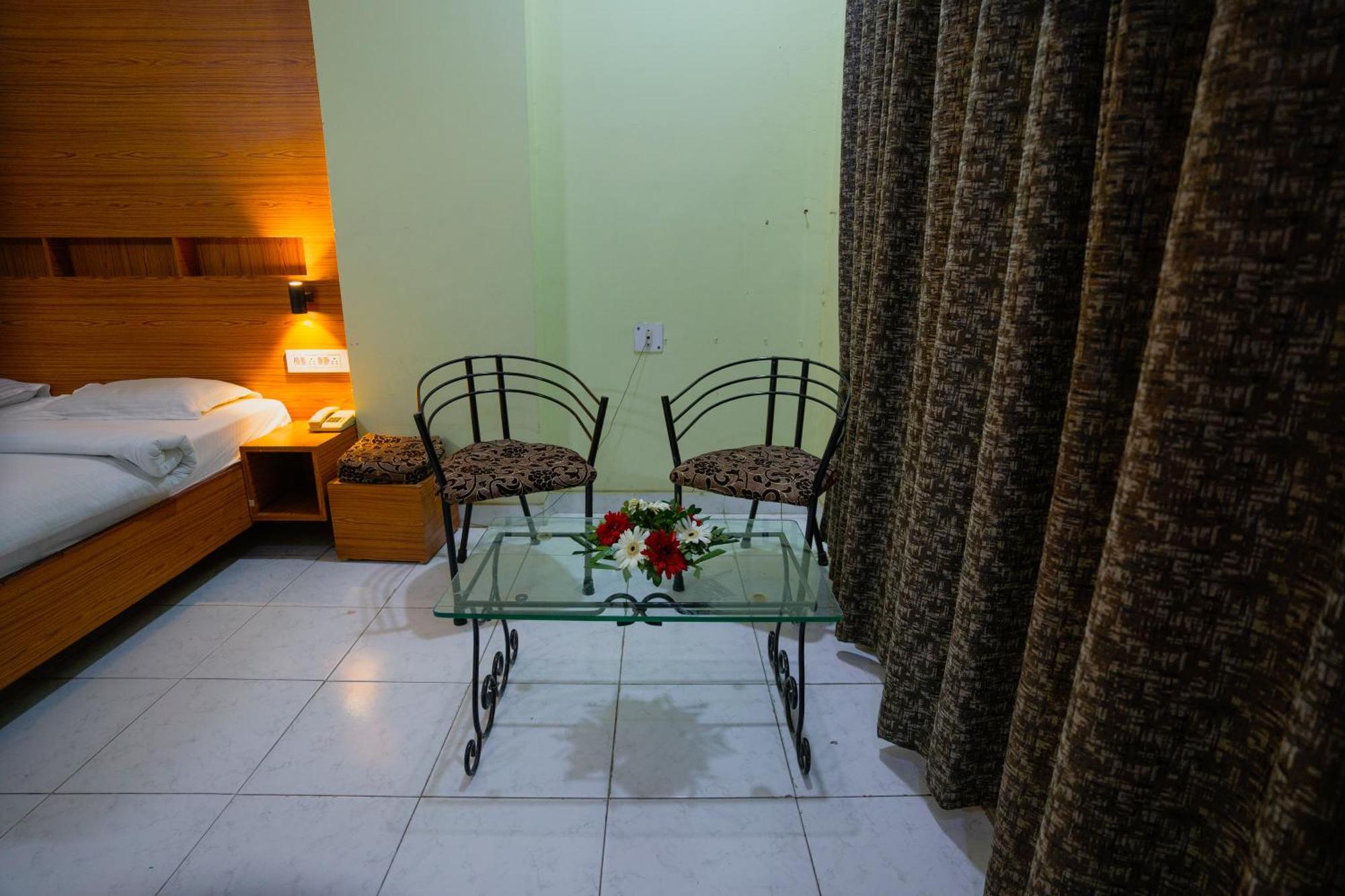 Hotel Girdhar Mahal Indore Exteriör bild