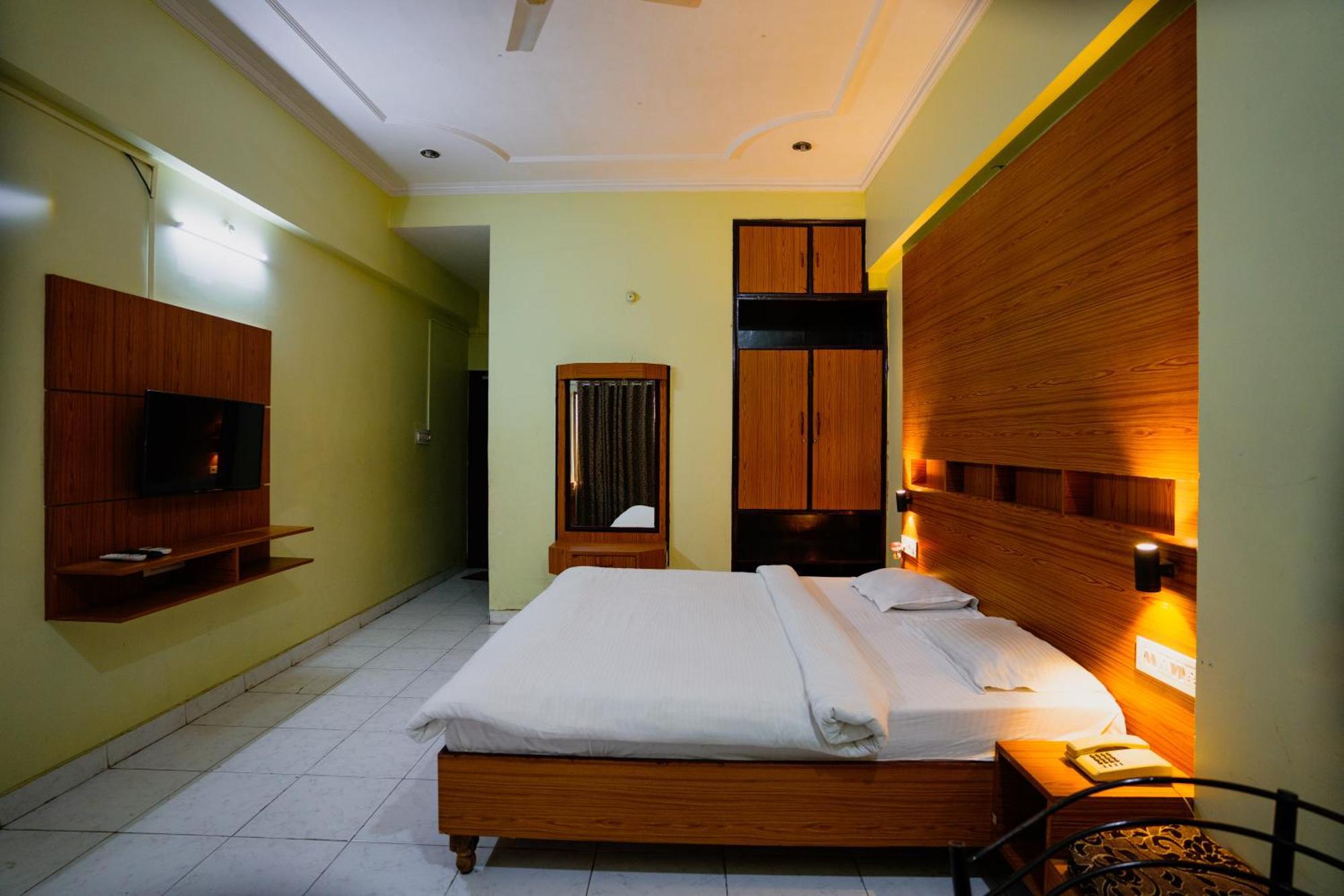 Hotel Girdhar Mahal Indore Exteriör bild