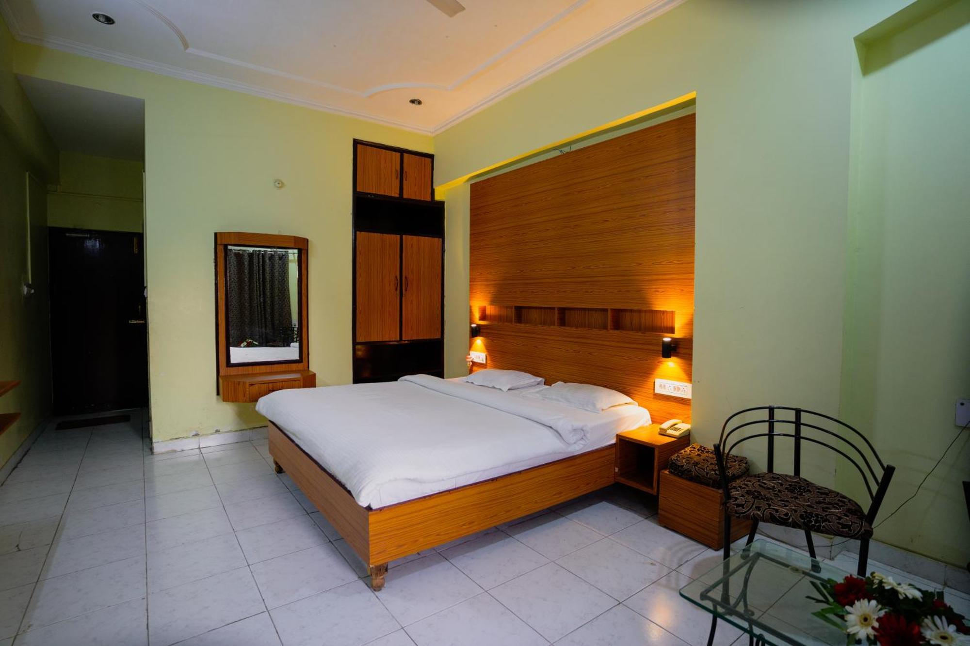 Hotel Girdhar Mahal Indore Exteriör bild