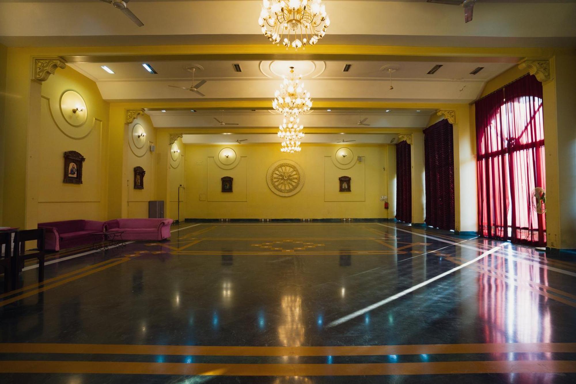 Hotel Girdhar Mahal Indore Exteriör bild