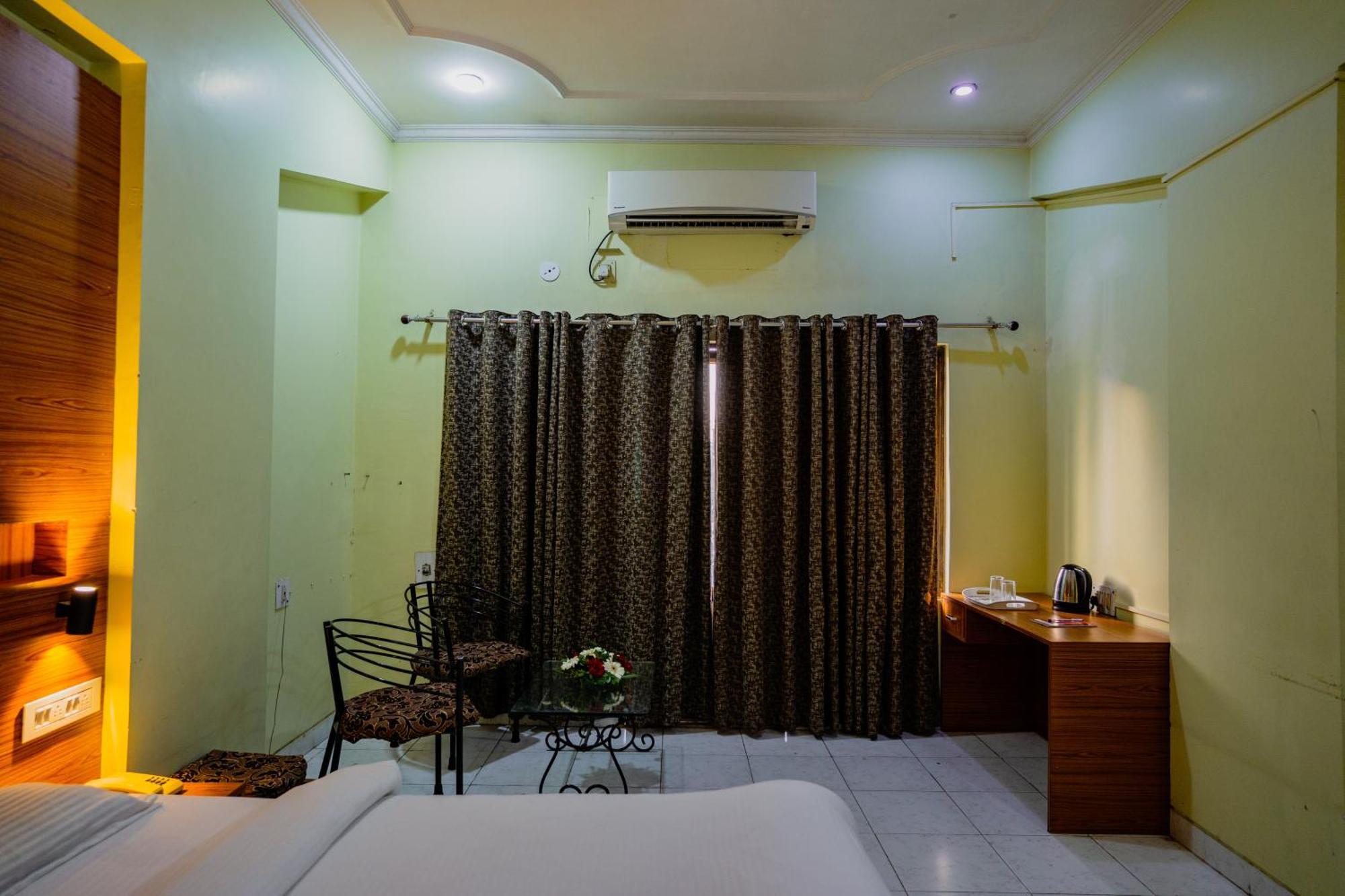 Hotel Girdhar Mahal Indore Exteriör bild