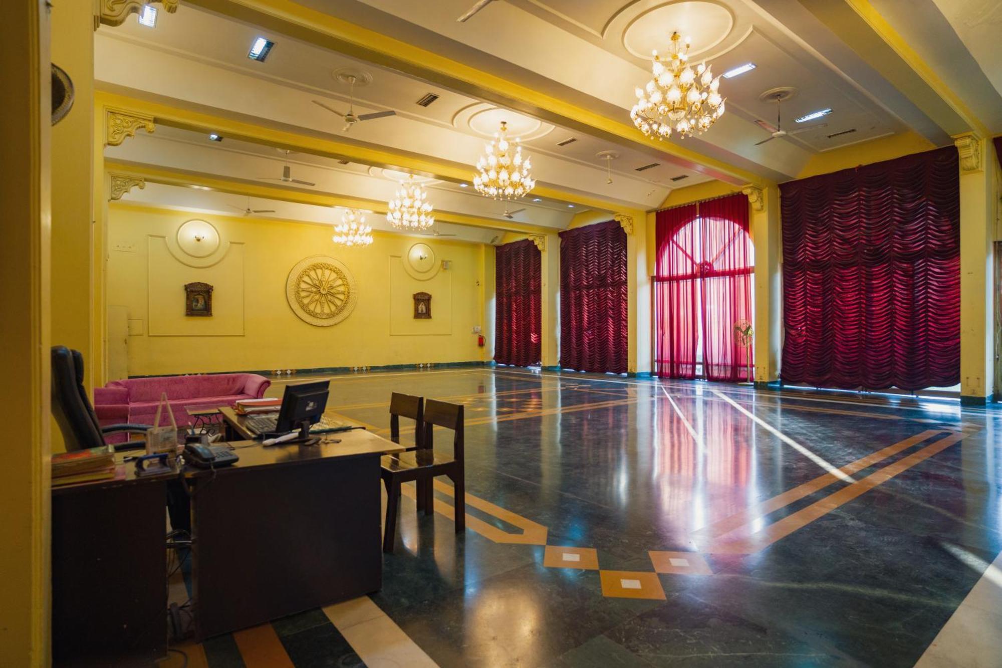 Hotel Girdhar Mahal Indore Exteriör bild