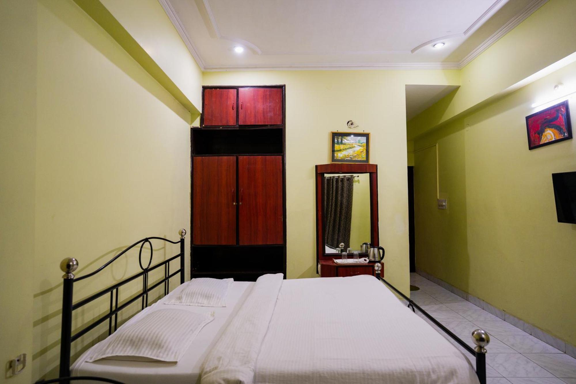 Hotel Girdhar Mahal Indore Exteriör bild