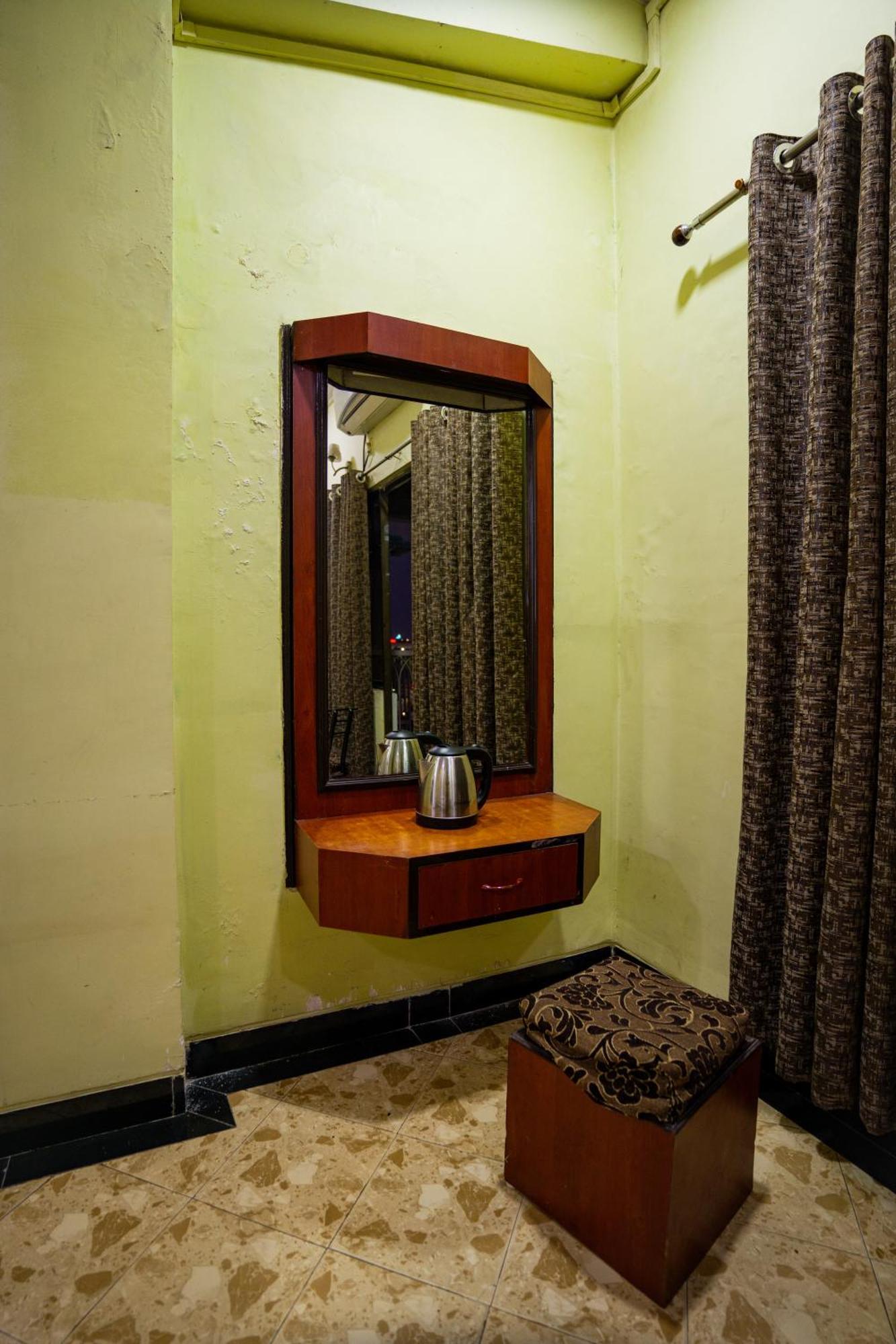 Hotel Girdhar Mahal Indore Exteriör bild