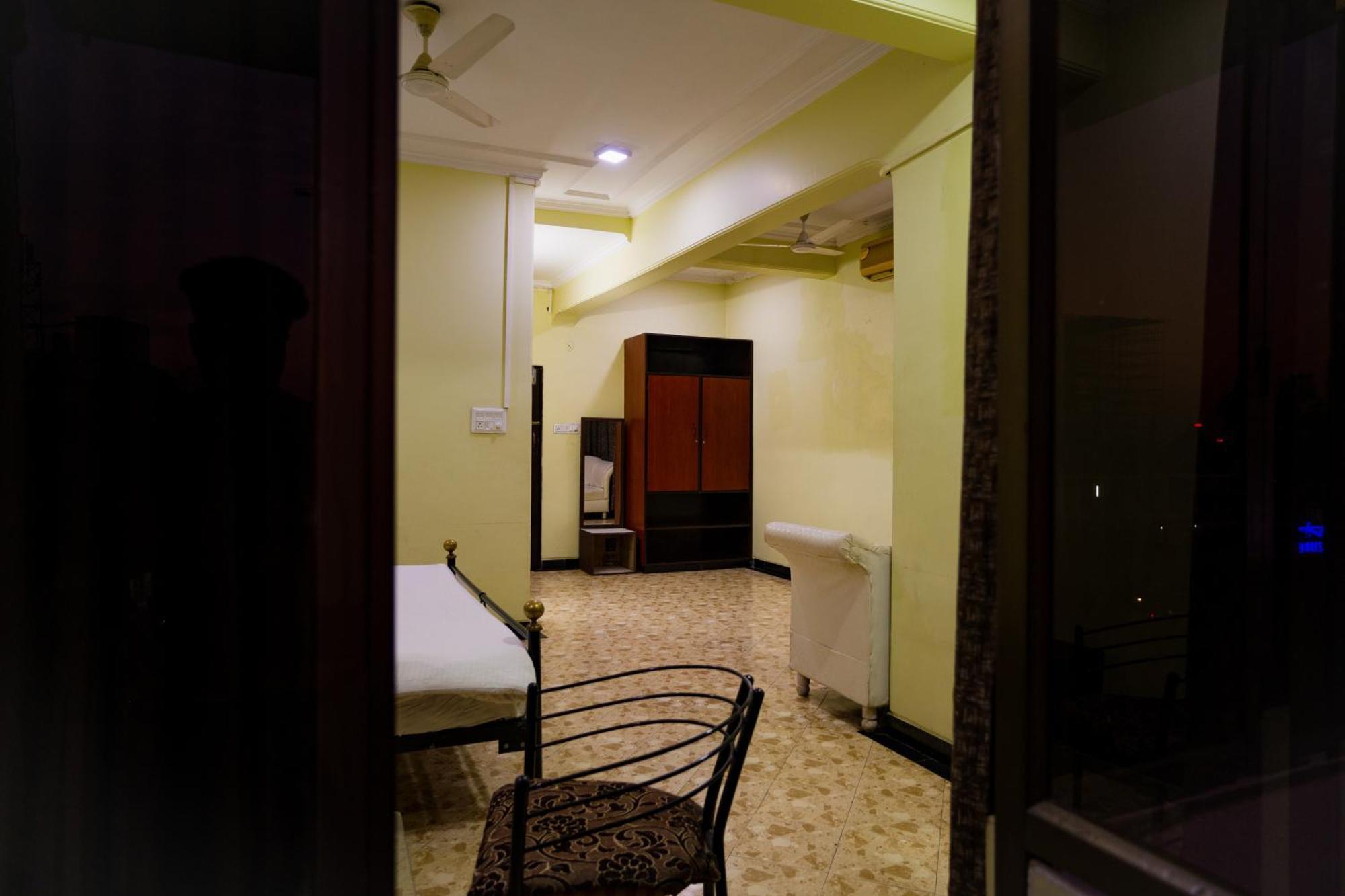 Hotel Girdhar Mahal Indore Exteriör bild