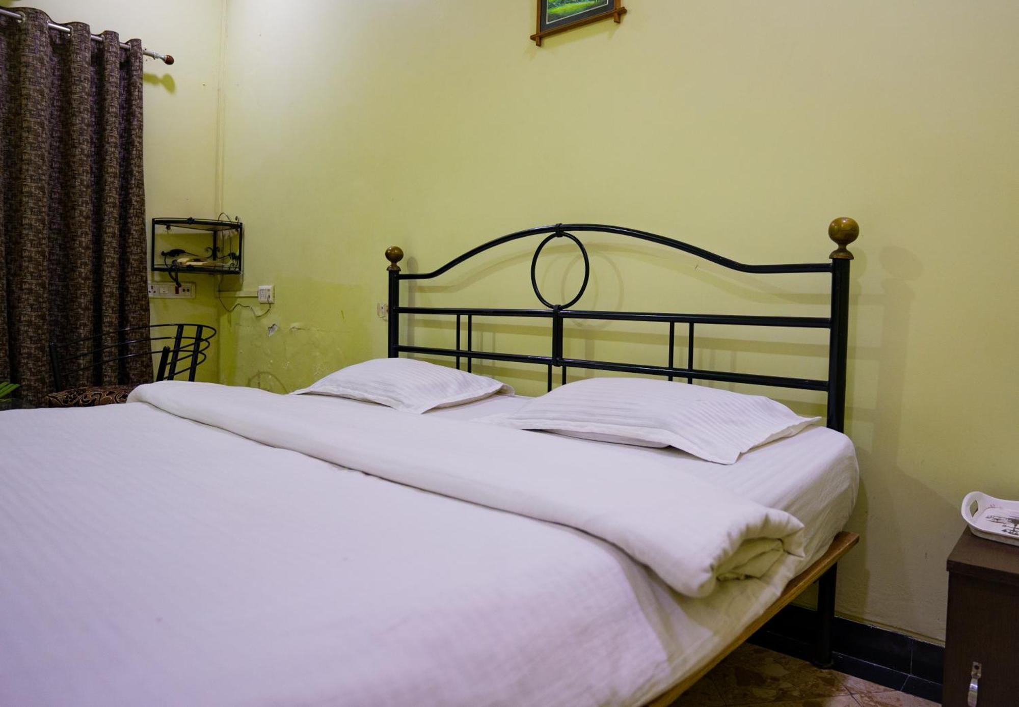 Hotel Girdhar Mahal Indore Exteriör bild
