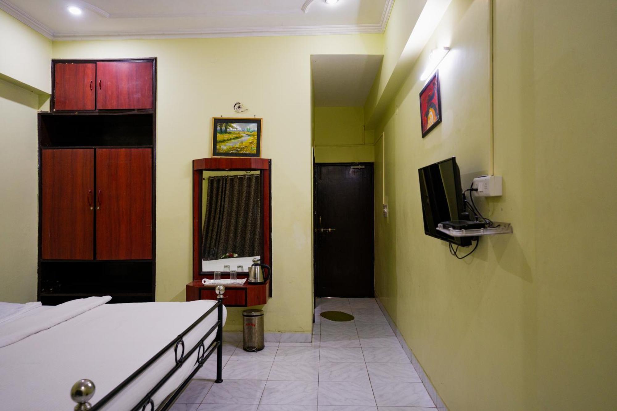 Hotel Girdhar Mahal Indore Exteriör bild