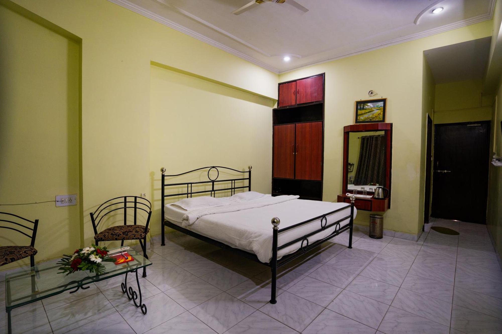 Hotel Girdhar Mahal Indore Exteriör bild