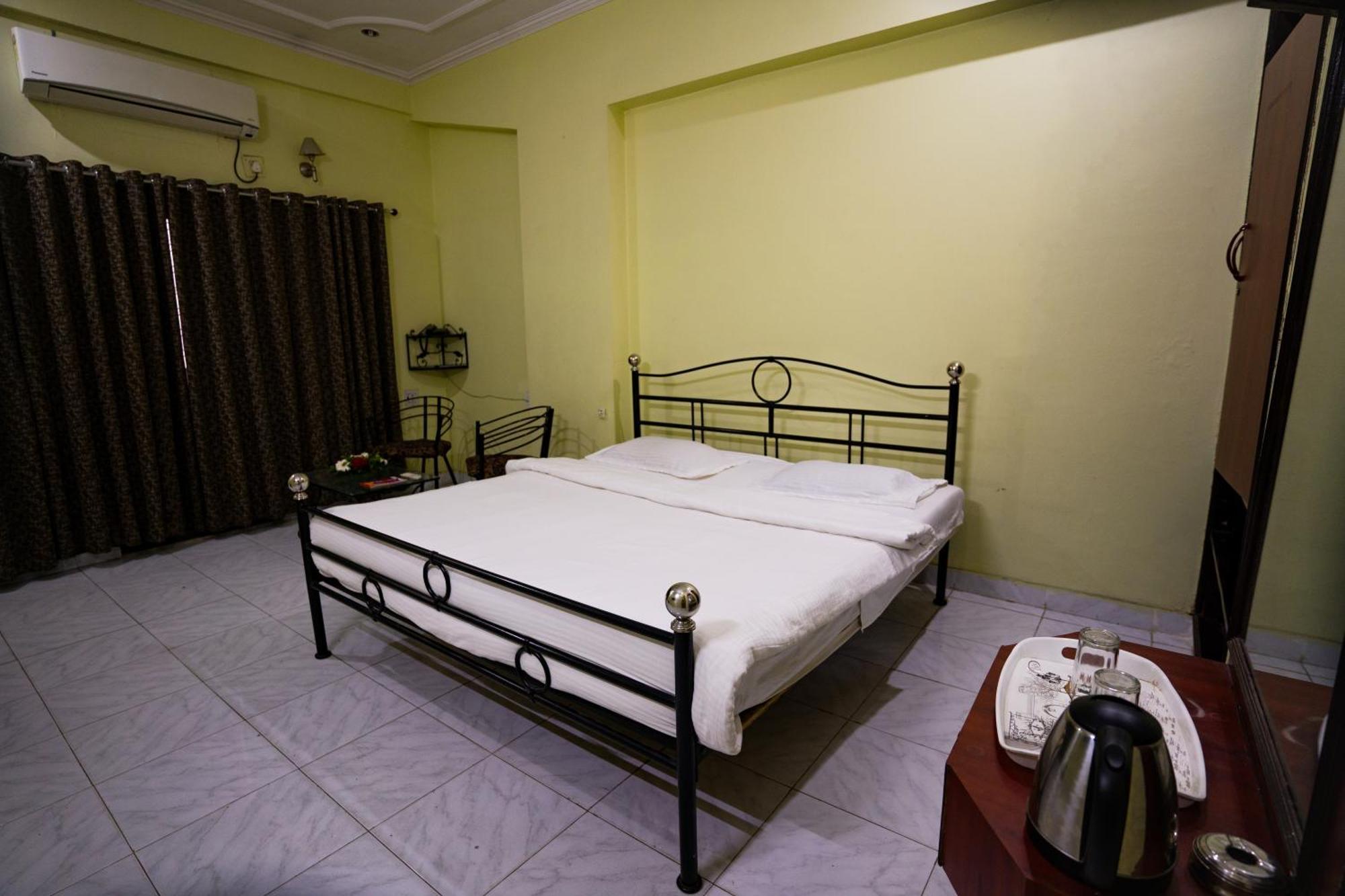 Hotel Girdhar Mahal Indore Exteriör bild