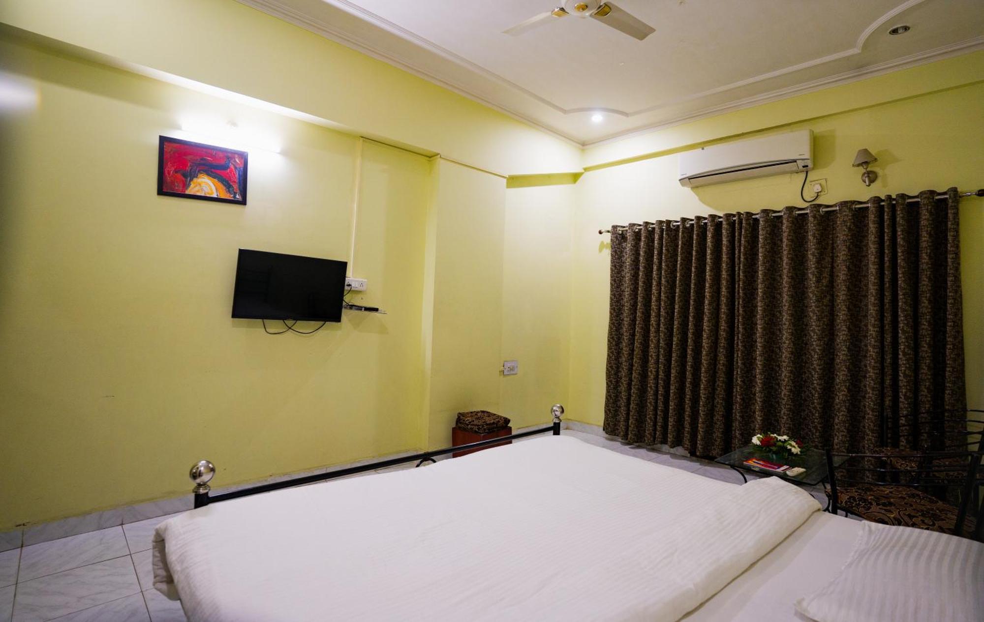 Hotel Girdhar Mahal Indore Exteriör bild
