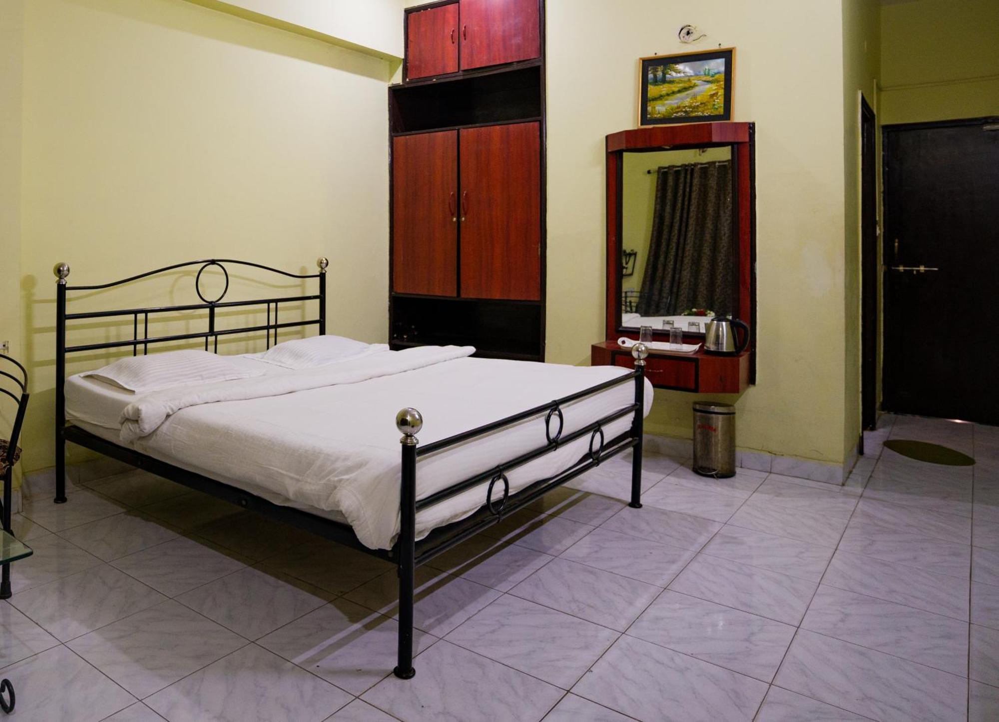 Hotel Girdhar Mahal Indore Exteriör bild